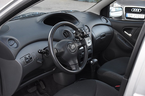 Toyota Yaris 10 of 17