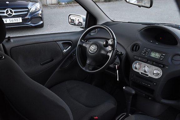 Toyota Yaris 8 of 17
