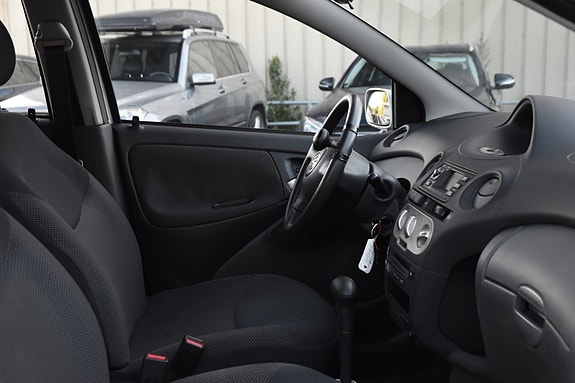 Toyota Yaris 6 of 17