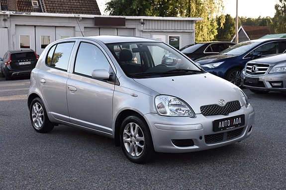 Toyota Yaris 2 of 17
