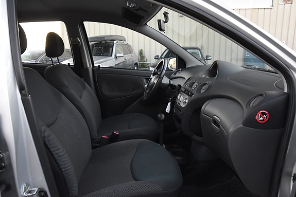 Toyota Yaris 5 of 17