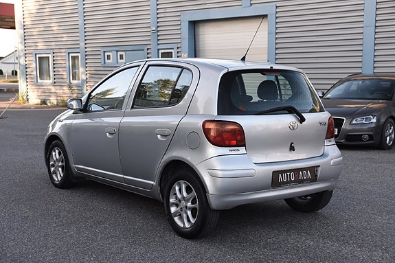 Toyota Yaris 4 of 17