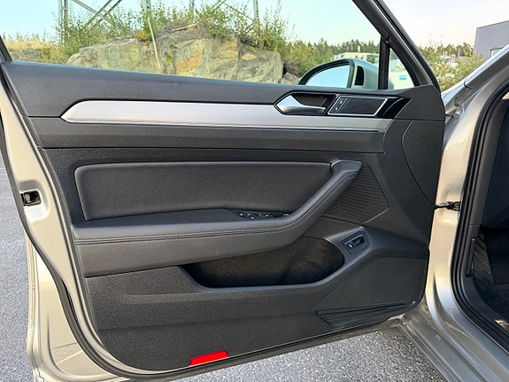 Volkswagen Passat 19 of 30