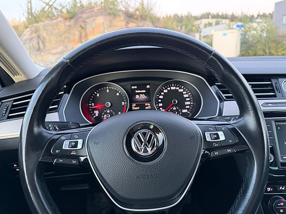 Volkswagen Passat 22 of 30