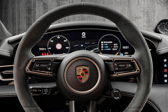 Porsche Taycan Cross Turismo 7 of 13