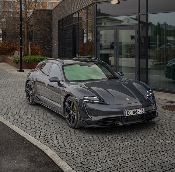 Porsche Taycan Cross Turismo 2 of 13