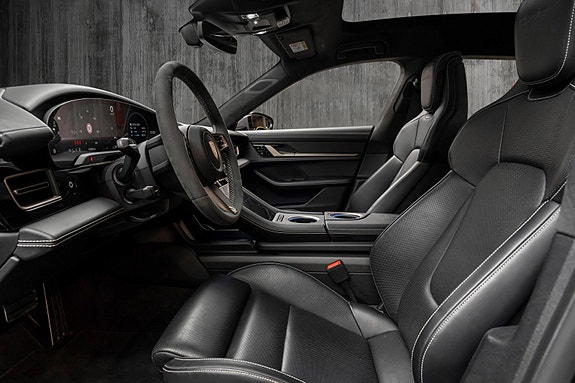 Porsche Taycan Cross Turismo 3 of 13