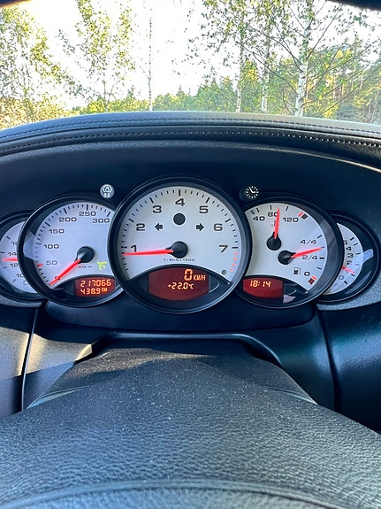 Porsche 911 Carrera 4 2 of 22