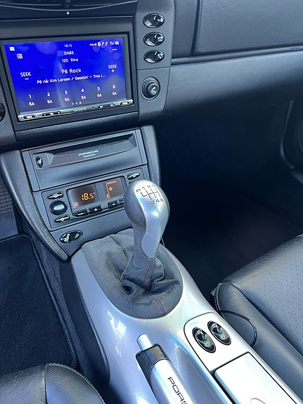 Porsche 911 Carrera 4 7 of 22