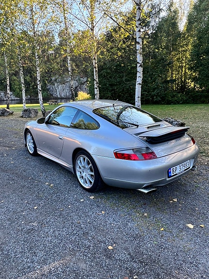 Porsche 911 Carrera 4 21 of 22