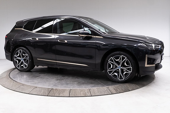 BMW iX 11 of 30