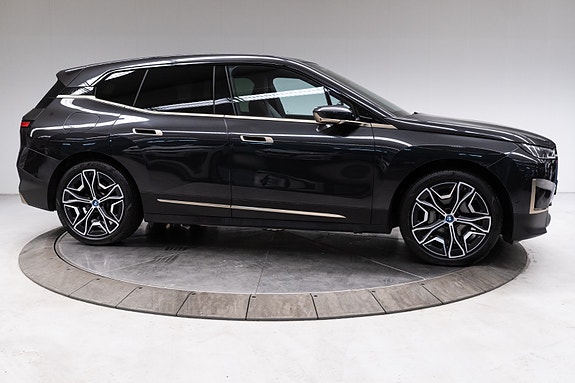 BMW iX 9 of 30