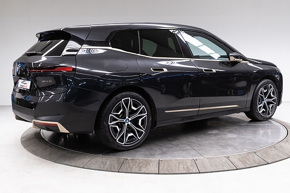 BMW iX 8 of 30
