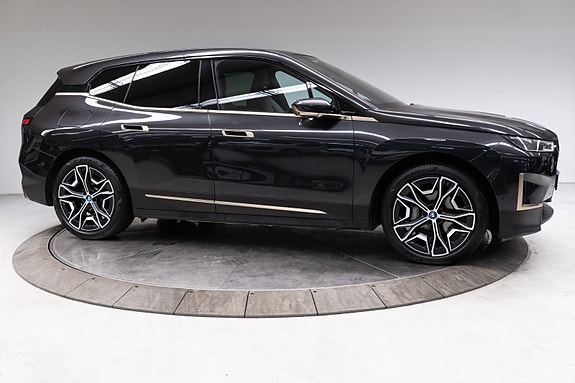 BMW iX 10 of 30