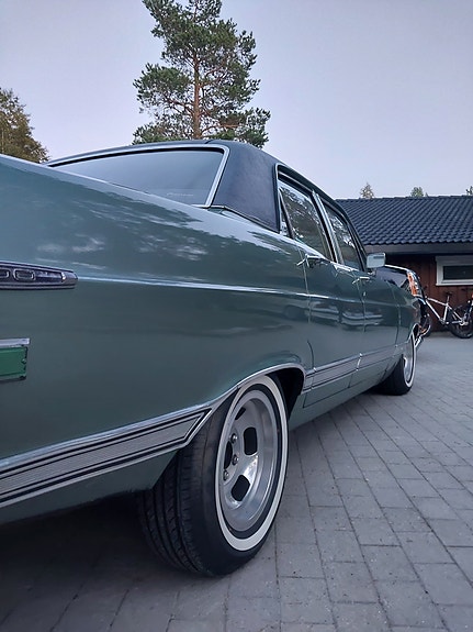 Ford Fairlane 24 of 26