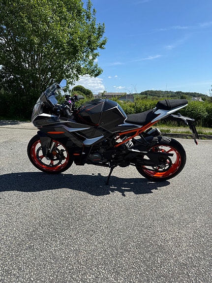 KTM RC 125 2 of 12