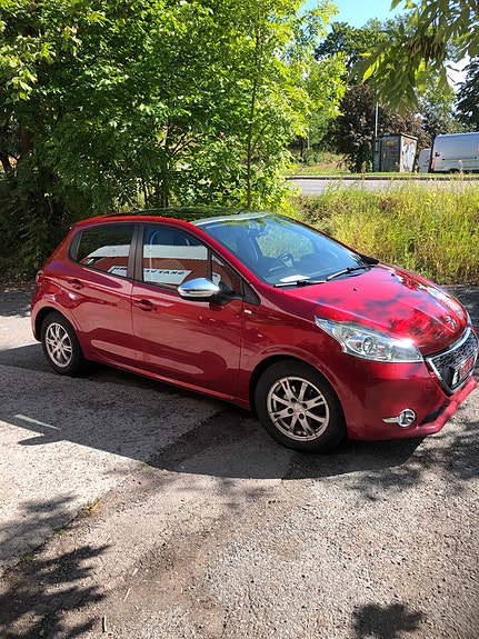 Peugeot 208 3 of 15