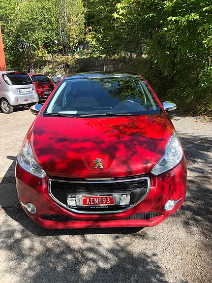 Peugeot 208 2 of 15