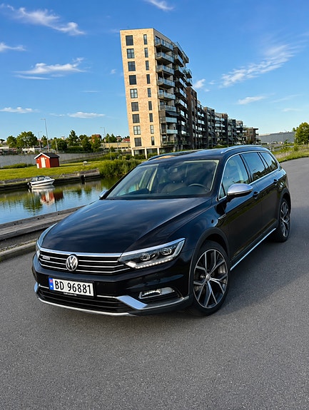 Volkswagen Passat Alltrack 2 of 14