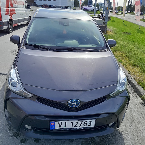Toyota Prius+ 2 of 8