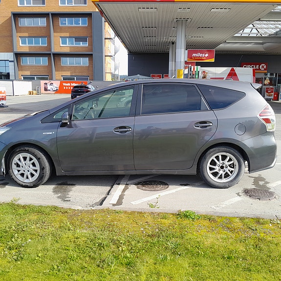 Toyota Prius+ 4 of 8