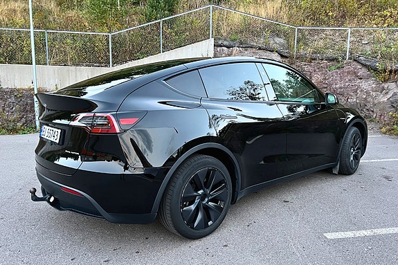 Tesla Model Y 4 of 12
