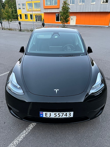 Tesla Model Y 7 of 12