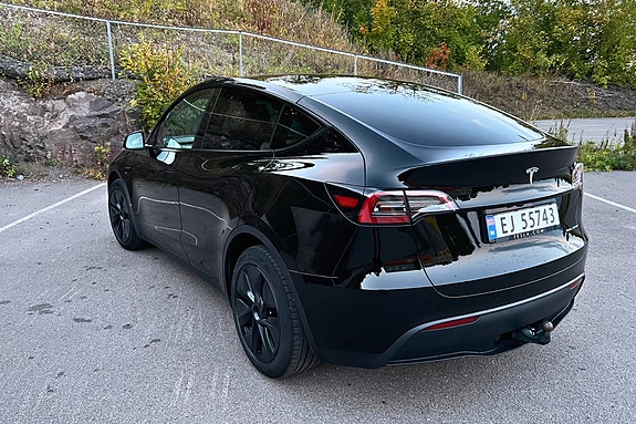 Tesla Model Y 5 of 12