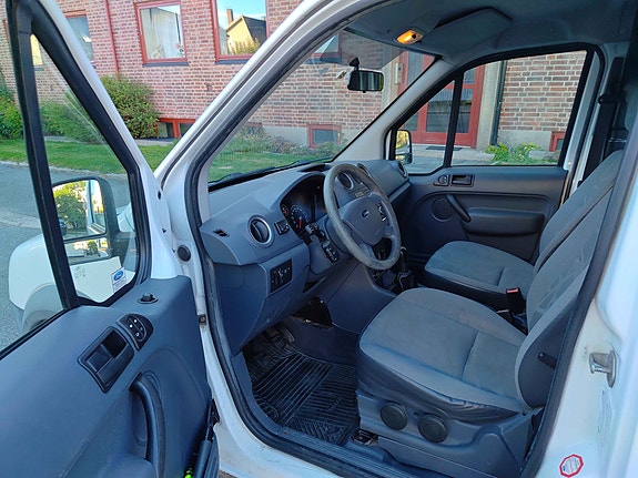 Ford Transit Connect 9 of 15