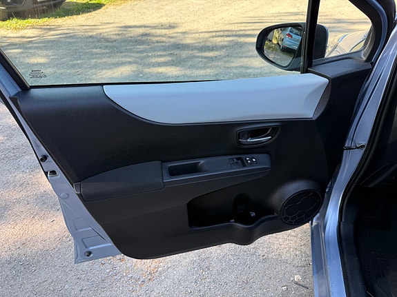 Toyota Yaris 19 of 30