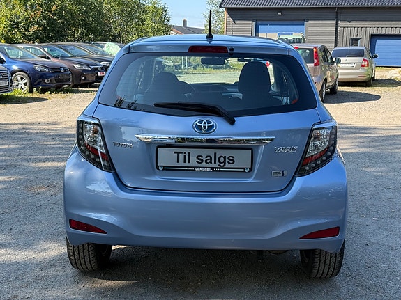 Toyota Yaris 13 of 30