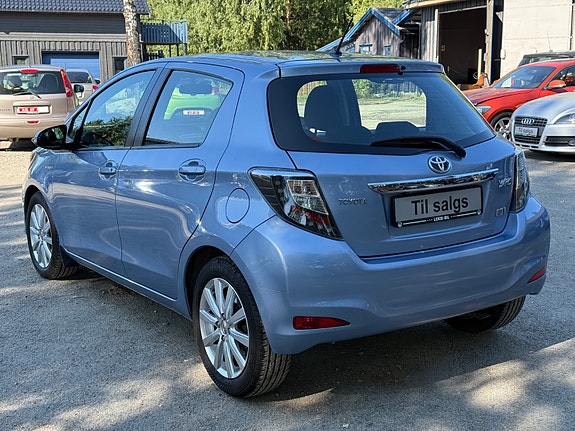 Toyota Yaris 15 of 30