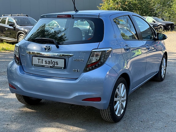 Toyota Yaris 10 of 30