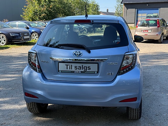 Toyota Yaris 12 of 30