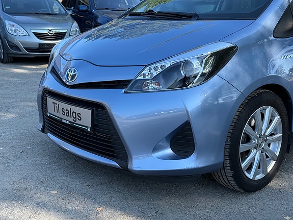 Toyota Yaris 8 of 30