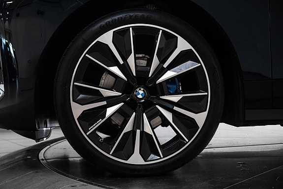 BMW iX 10 of 25