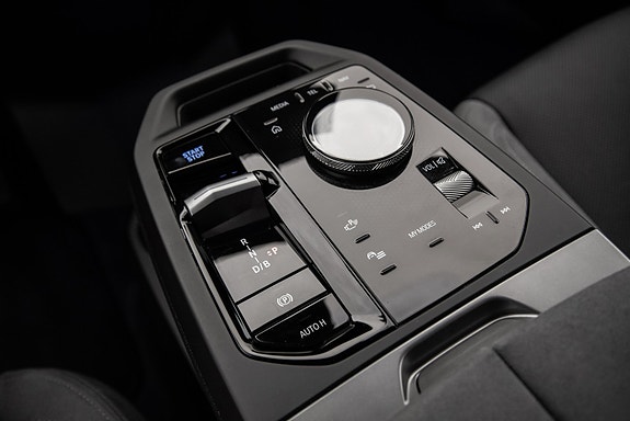BMW iX 20 of 25