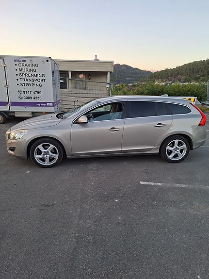 Volvo V60 2 of 27