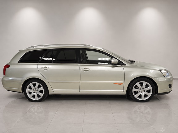Toyota Avensis 2 of 30
