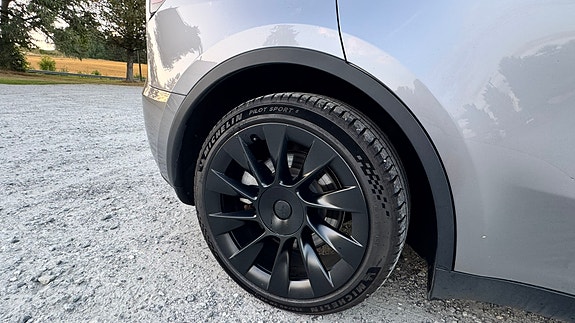 Tesla Model Y 21 of 22