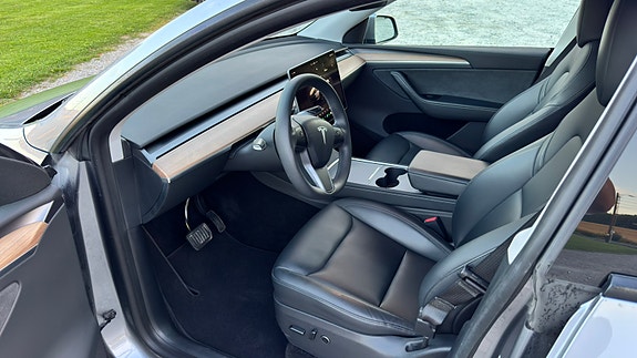 Tesla Model Y 7 of 22
