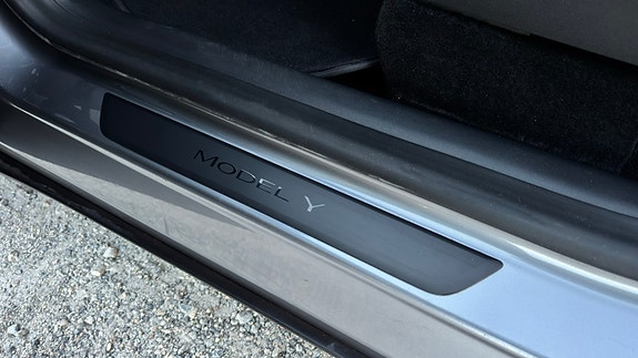 Tesla Model Y 6 of 22