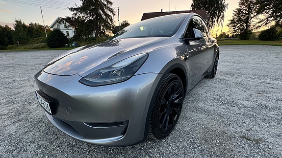 Tesla Model Y 16 of 22