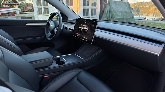 Tesla Model Y 4 of 22