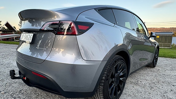 Tesla Model Y 3 of 22