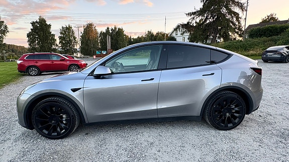 Tesla Model Y 17 of 22
