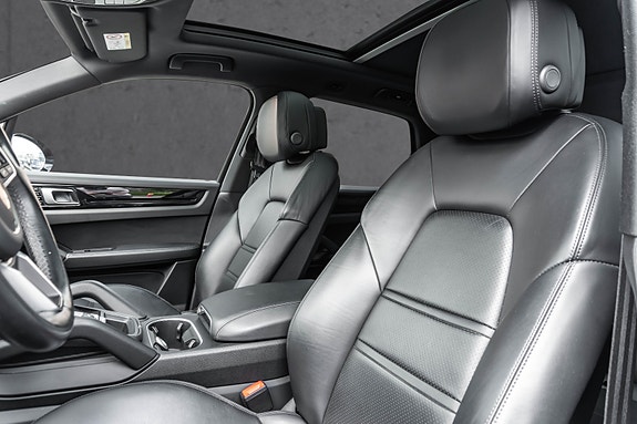 Porsche Cayenne 16 of 30