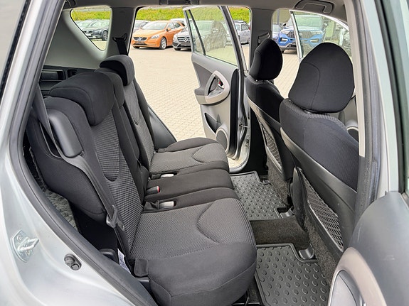 Toyota RAV4 9 of 11