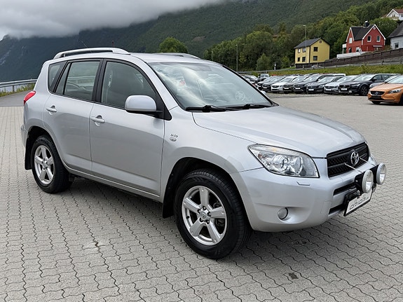 Toyota RAV4 2 of 11