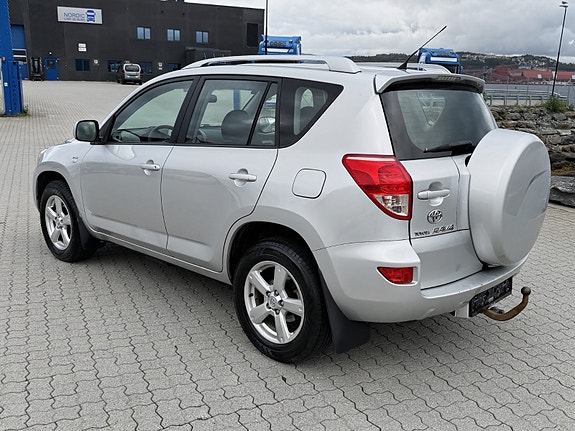 Toyota RAV4 4 of 11